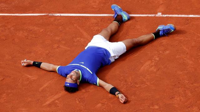 Nadal, sobre la arcilla celebrando su victoria número 10 en París.