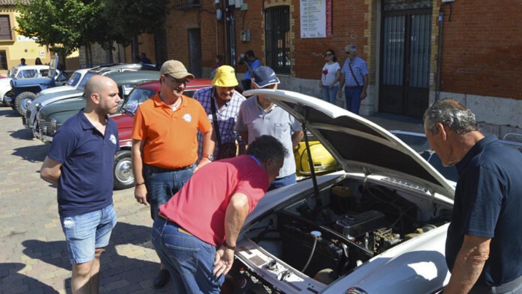 Valladolid-Cigales-plaza-mayor-coches-antiguos