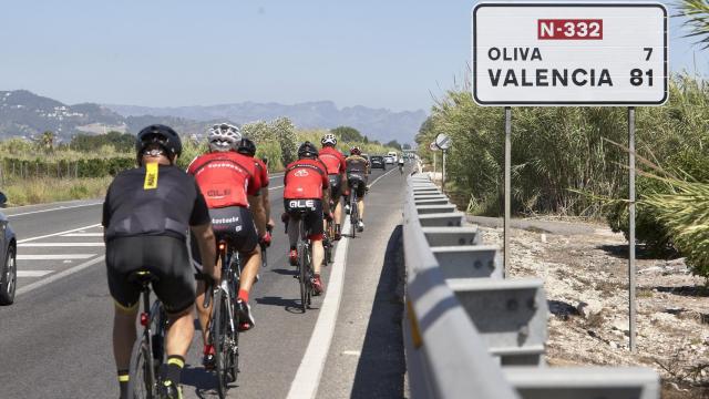 Un pelotón de ciclistas aficionados circula por la N-332.