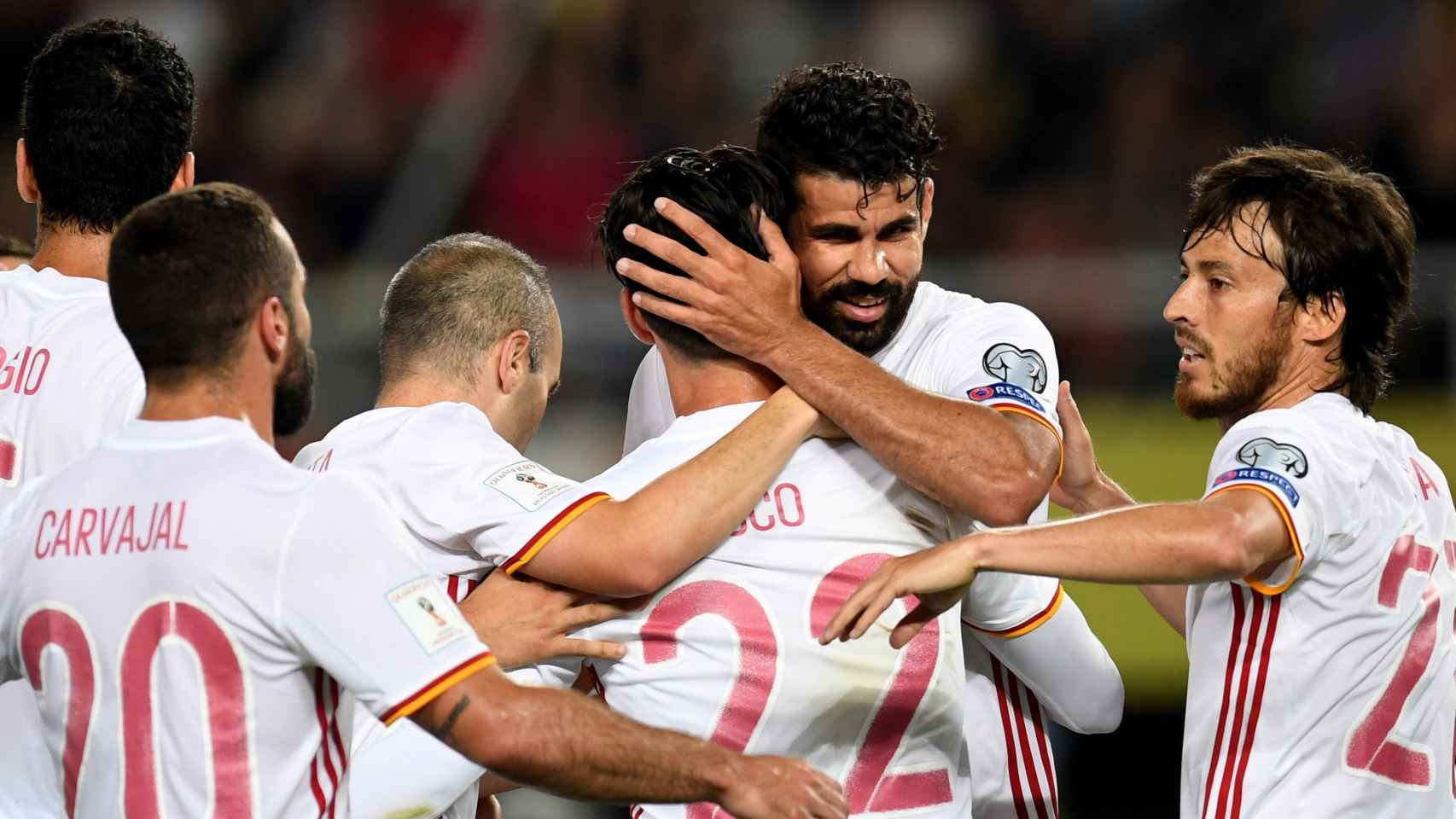 Los jugadores españoles celebran un gol de Costa.