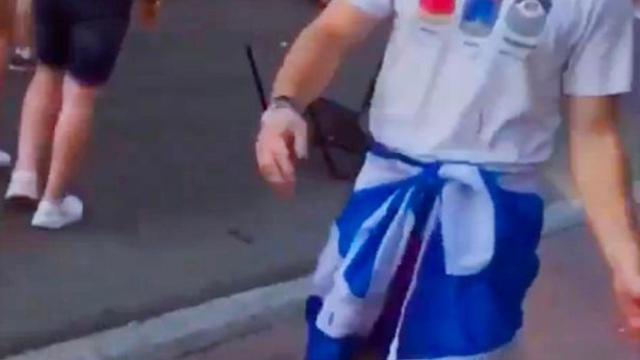 Uno de los heridos en la pelea en pleno centro de Magaluf.