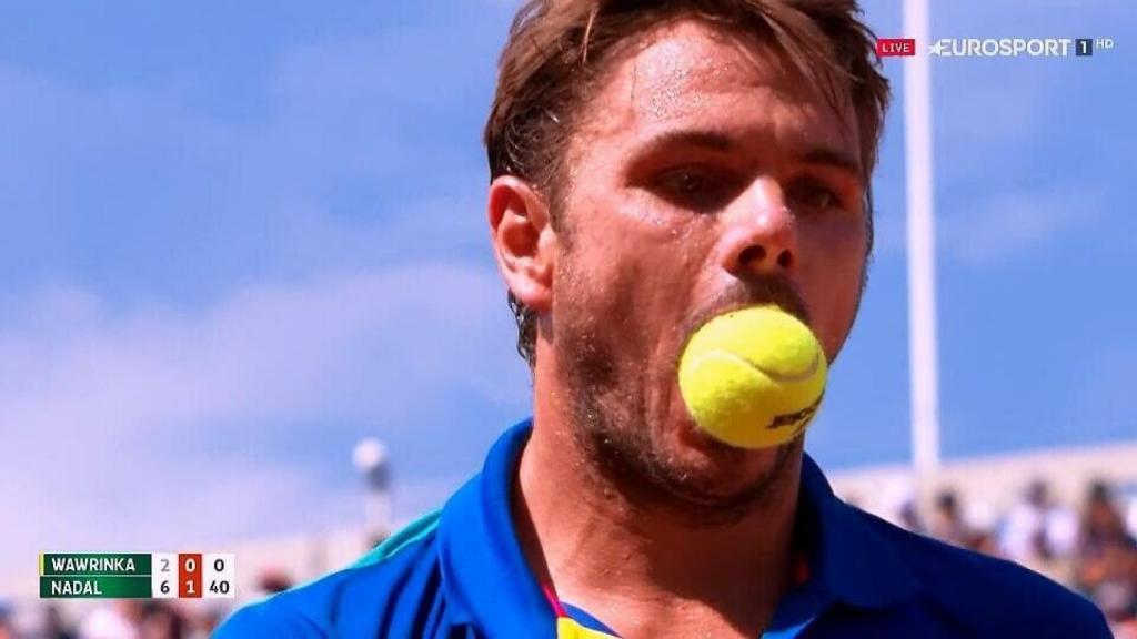 Wawrinka se 'come' una pelota durante el segundo set contra Nadal.