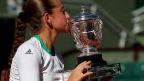 Ostapenko, con el título de campeona de Roland Garros.