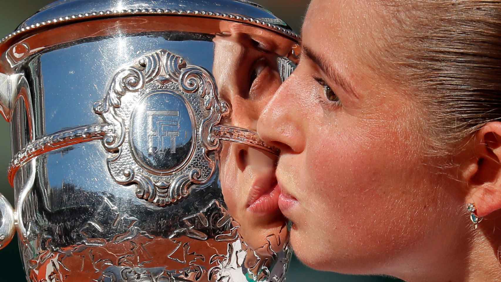 Ostapenko besa el trofeo de campeona en París.