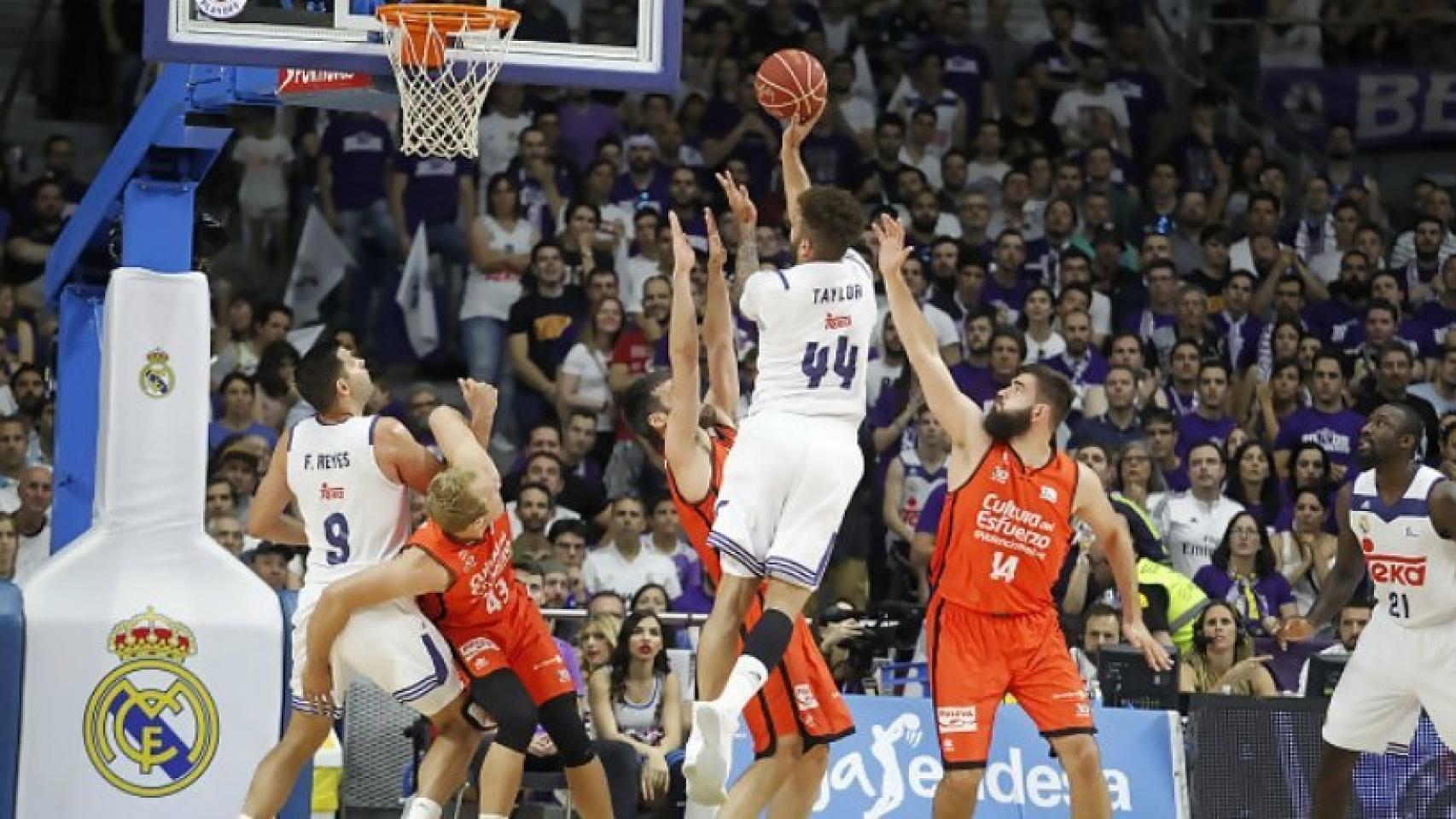 Taylor lanzando durante el partido ante Valencia. Foto: acb.com