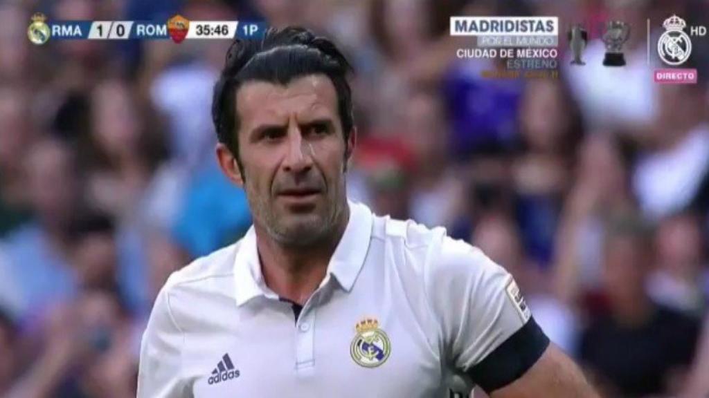 Luis Figo antes de marcar gol de falta en el Corazón Classic Match