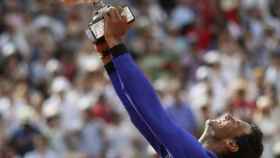 Rafael Nadal levantando el trofeo. (@realmadrid)