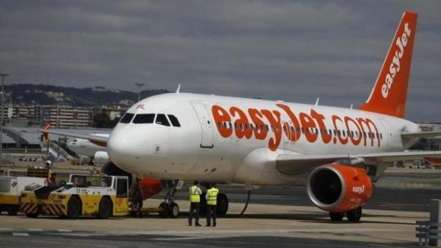 Un avión aterriza de emergencia en Colonia por la conversación de contenido terrorista de tres pasajeros