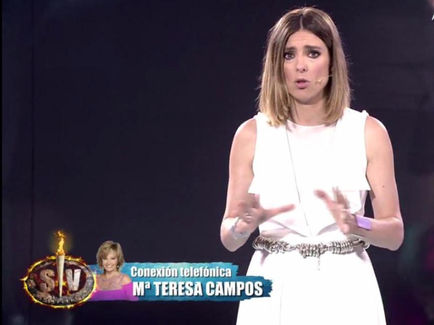 Sandra Barneda saluda a María Teresa Campos desde plató.