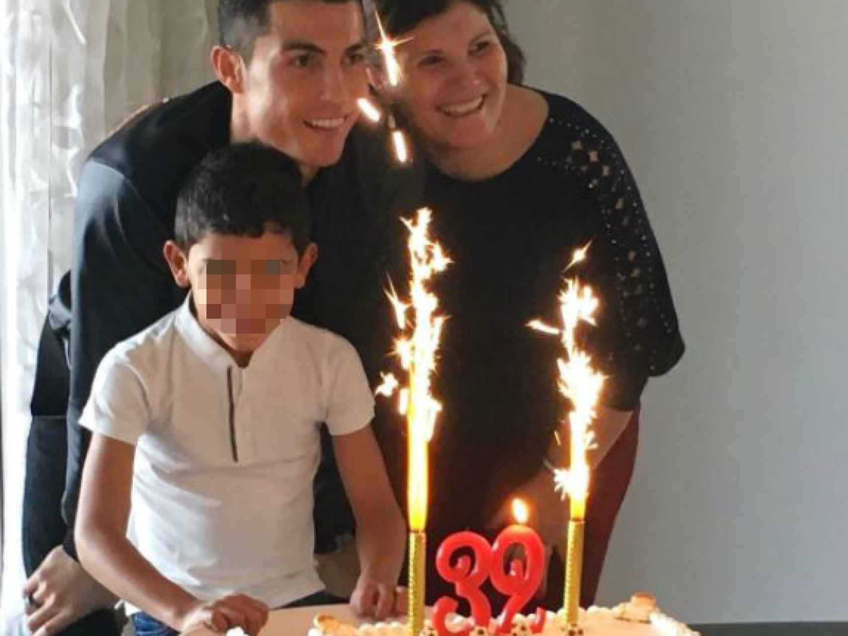 Cristianinho y Dolores Aveiro celebrando el 32 cumpleaños de Ronaldo.