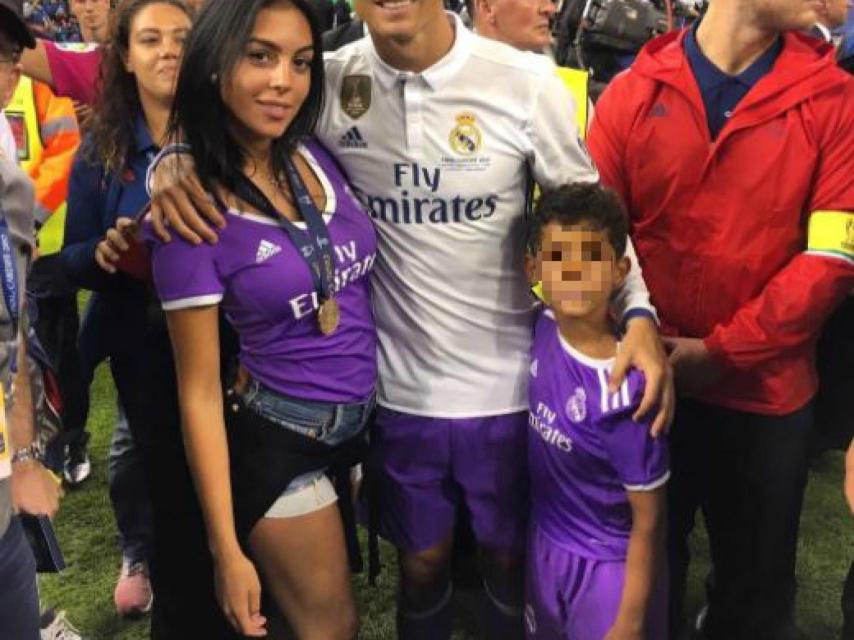 CR7 posa junto a Georgina y Cristianinho.