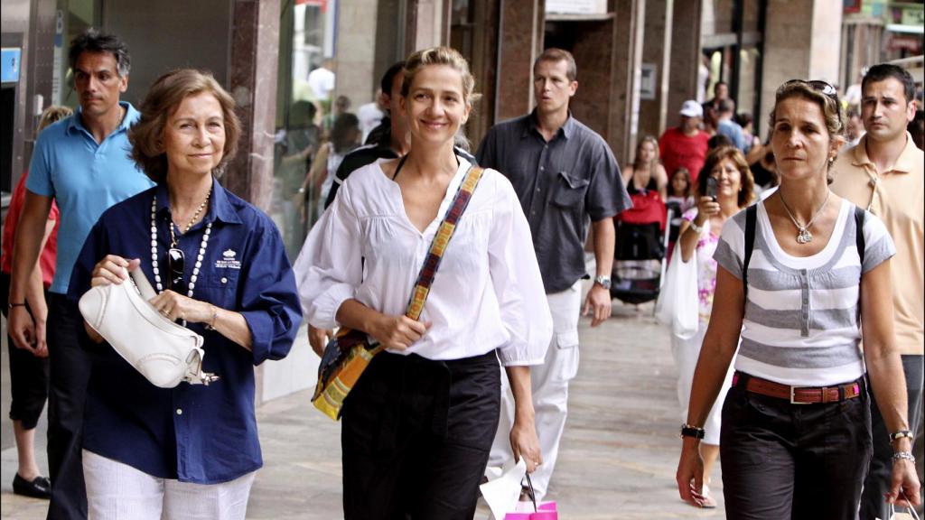 La infanta Elena y la reina Sofía han sido los mejores apoyos de Cristina en estos meses.