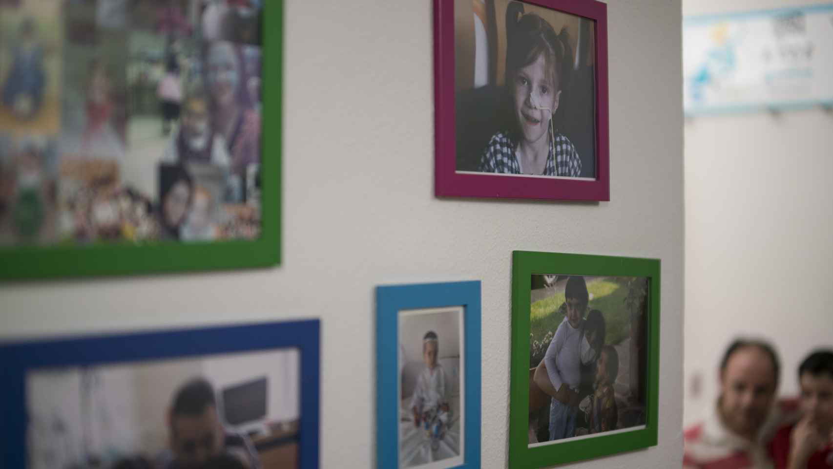 En las paredes de los pisos de NUPA están las fotografías de todas las familias que han pasado por allí.