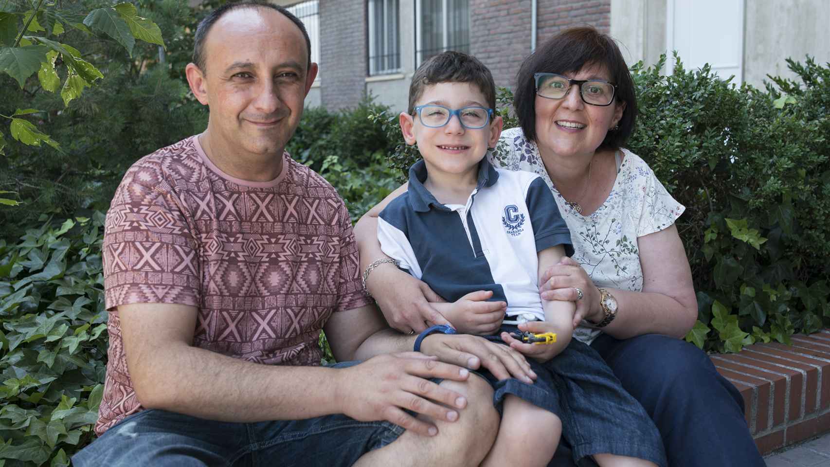Ángel pasó los 18 primeros meses de su vida en el hospital. En la foto, con sus padres.