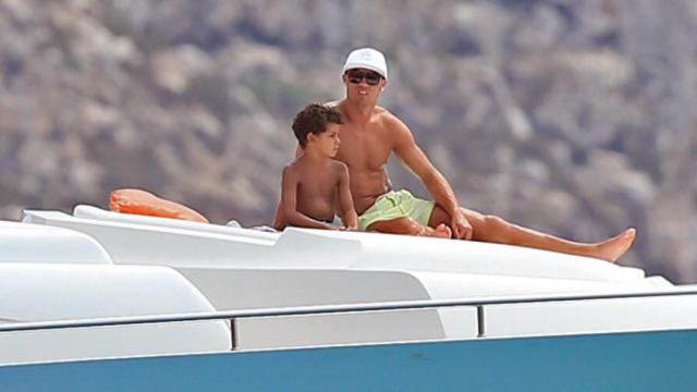 Cristiano Ronaldo con su hijo mayor.