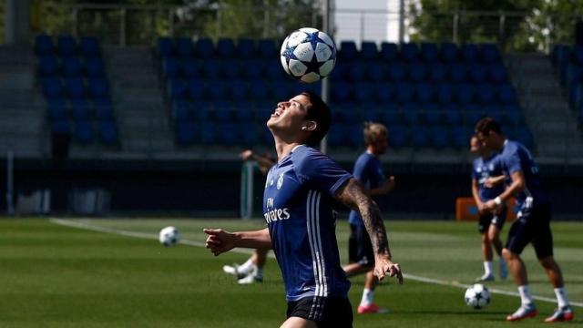 James haciendo malabares con la pelota