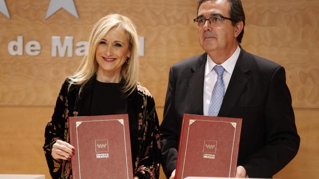 Cristina Cifuentes y José Arnau, muestran el convenio firmado.