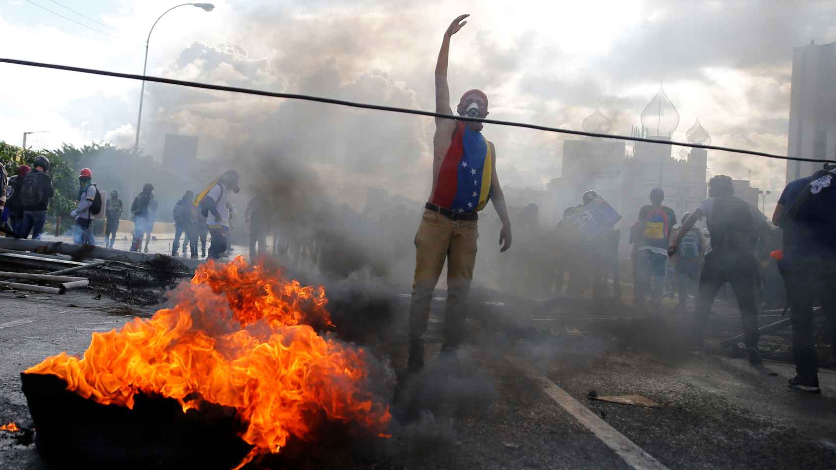 Incendio durante una de las marchas en Caracas de la última semana.