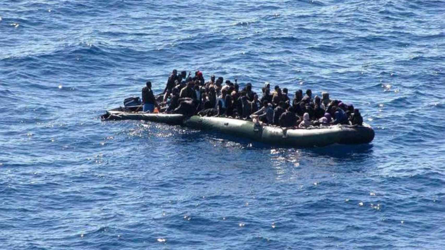 Inmigrantes en una embarcación en el Mediterráneo