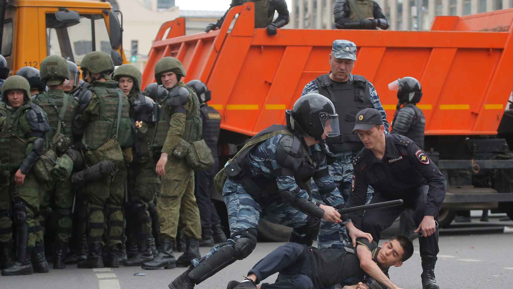 La policía reprime la manifestación en Moscú.