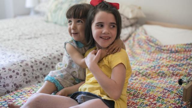 Nora y María Pilar sufren sendas enfermedades que les afectan al sistema intestinal. En la foto, en la habitación de uno de los pisos de NUPA.