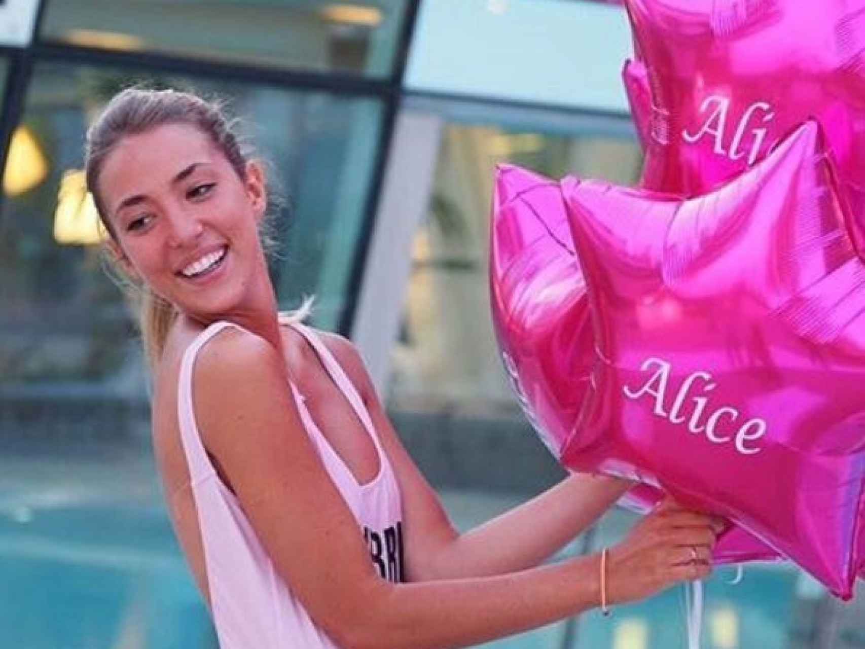 Alice posa con sus globos personalizados.