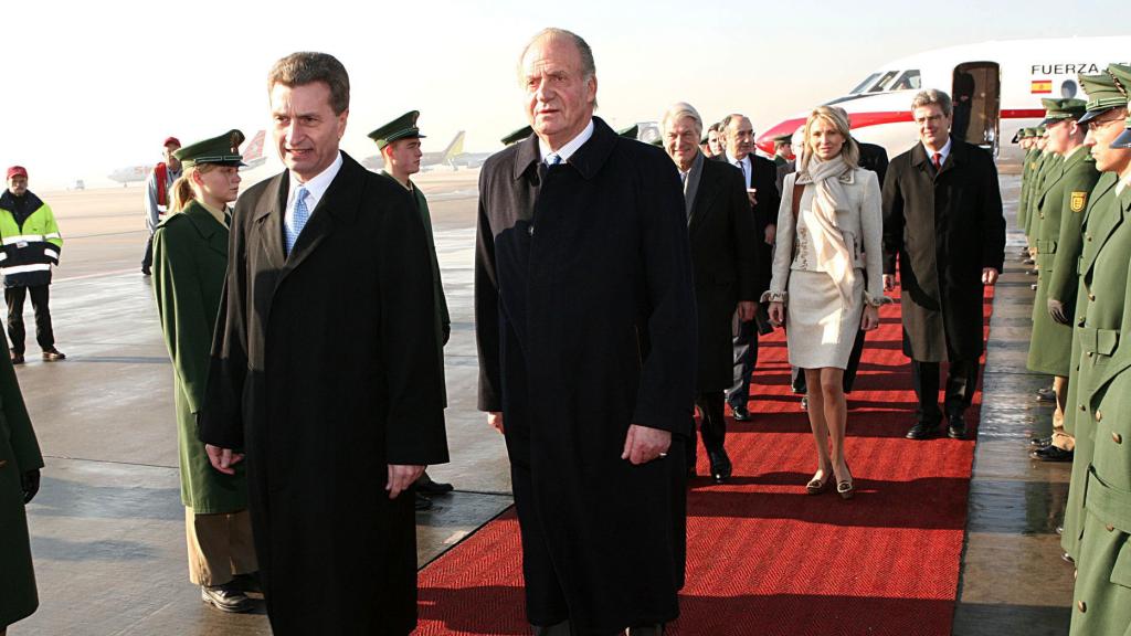 Corinna, al fondo, durante uno de los viajes oficiales en los que acompañó al rey Juan Carlos.