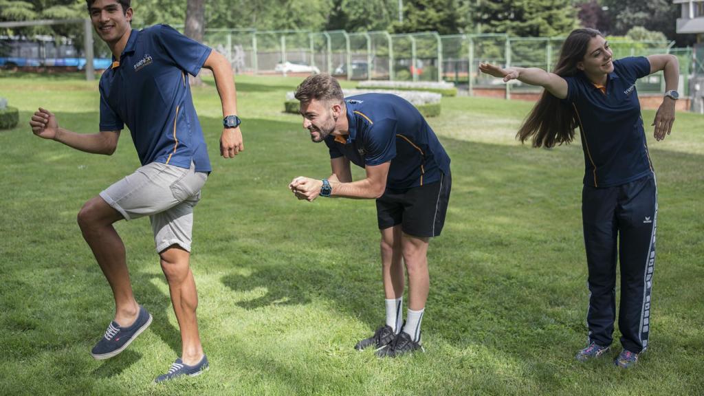 Masoo y dos compañeros, en las tres posturas del triatlón (atletismo, ciclismo y natación).