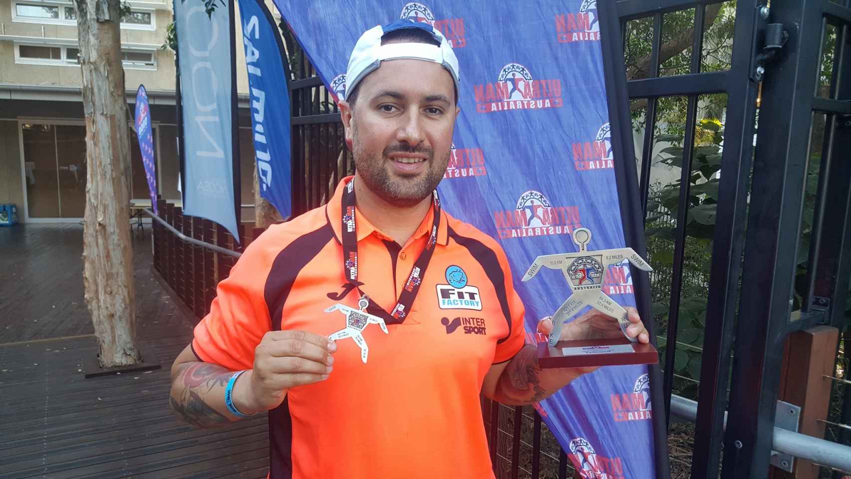 Abel Aguilera, con el trofeo acreditativo de haber participado en el Ultraman de Australia.