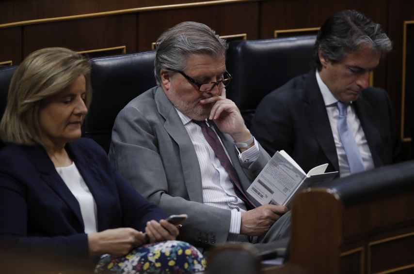El ministro Íñigo Méndez de Vigo durante su lectura en el Congreso de los Diputados.