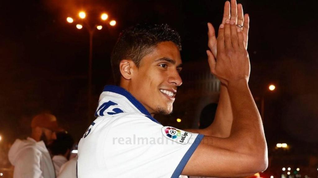 Varane aplaude a la afición en Cibeles.