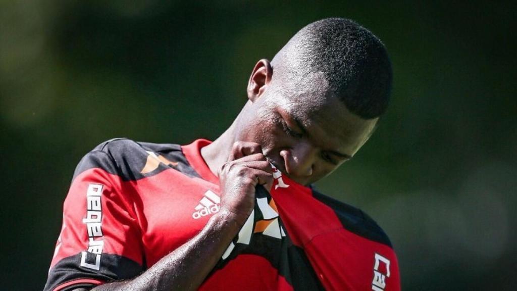 Vinicius besándose el escudo del Flamengo: Foto: Twitter (@vini11Oficial)