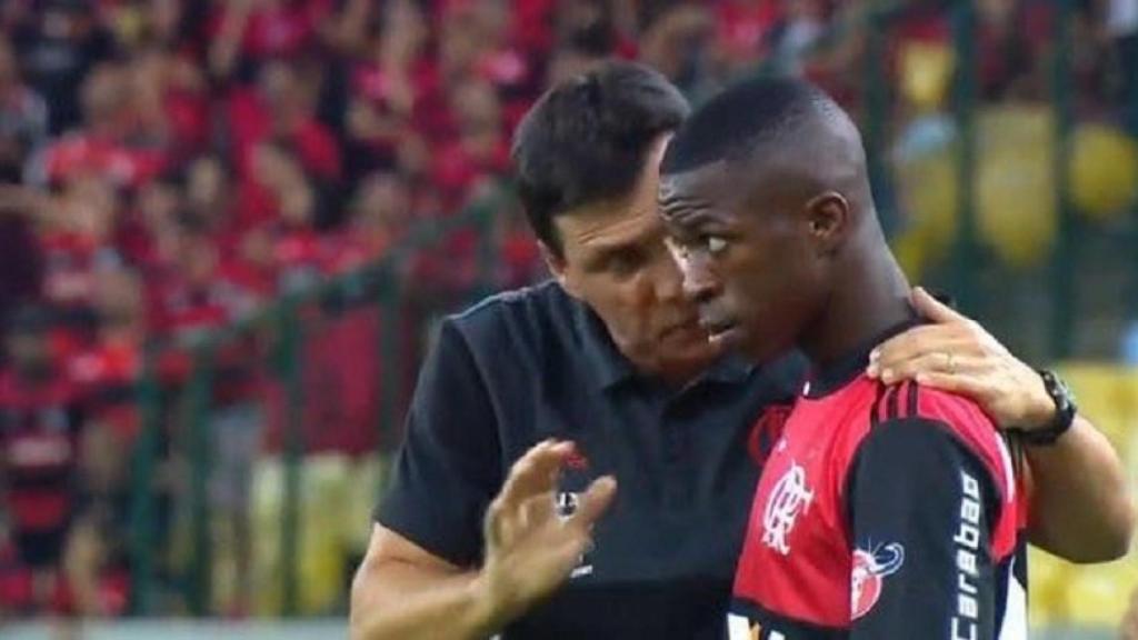 Vinicius, recibiendo las últimas instrucciones antes de entrar al campo