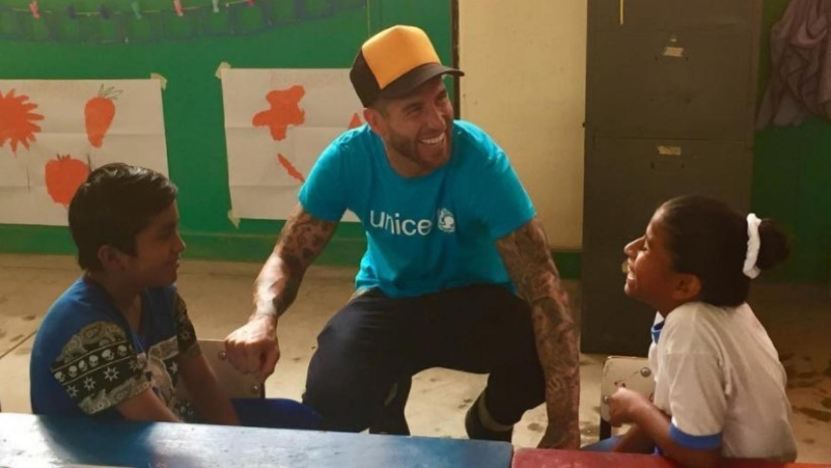 Ramos junto a los niños peruanos en su viaje con Unicef. Foto: @sr4oficial