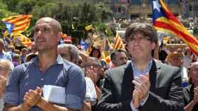 Guardiola, exentrenador del Barça (i), junto al presidente Carles Puigdemont (d) en el acto en favor del referéndum del 1-O.