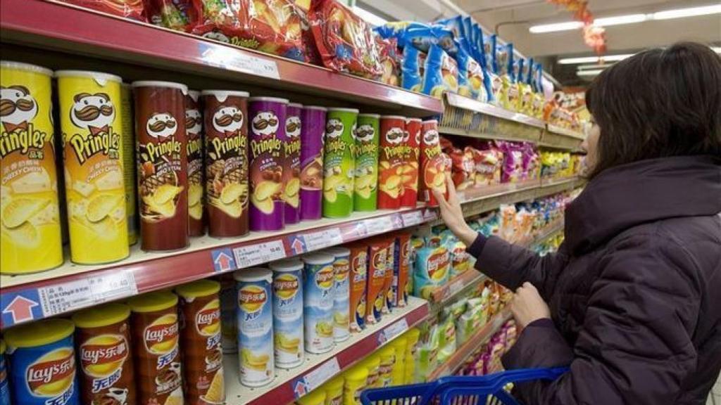 Una mujer realiza la compra en un supermercado