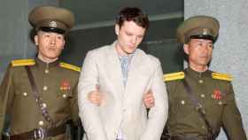Otto Warmbier cuando fue escoltado hacia la Corte Suprema de Corea del Norte.