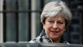 Theresa May, primera ministra de Reino Unido frente a Downing Street, en una imagen de archivo.