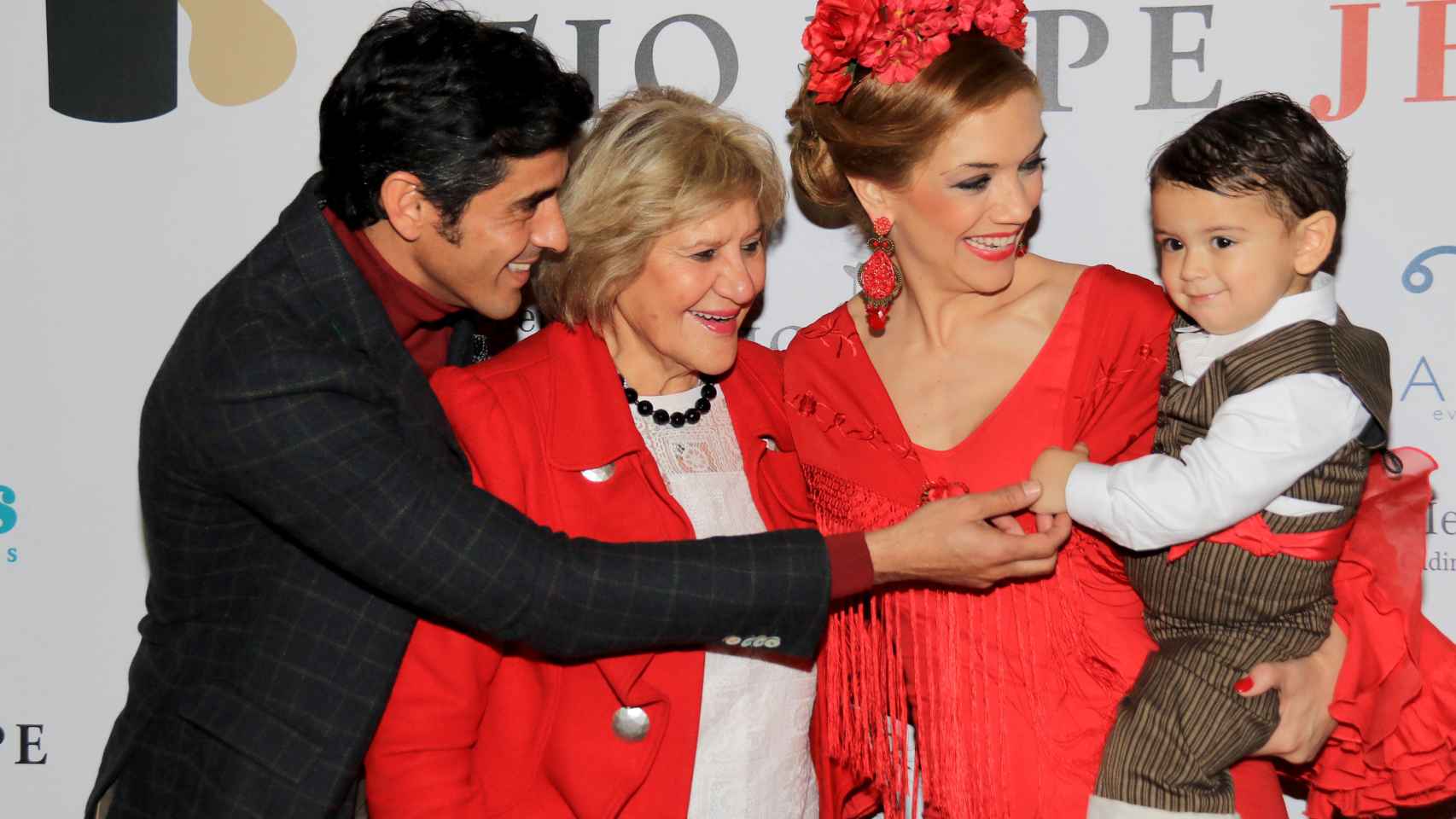 Víctor Janeiro, Beatriz Trapote y su hijo Víctor junto a Carmen Bazán en la Pasarela Flamenca de Jerez.