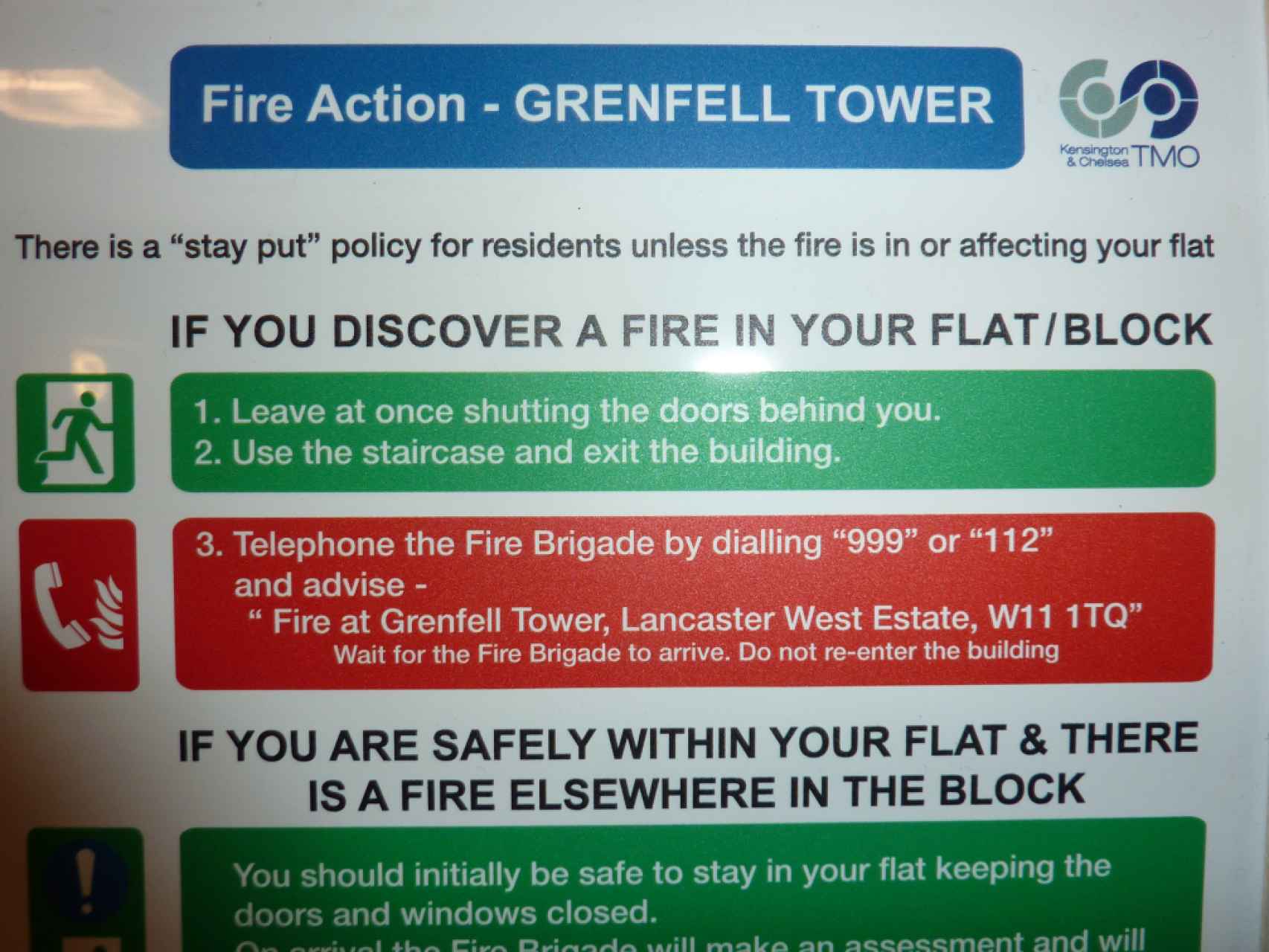 Un cartel indicando a los vecinos que permanezcan en su piso en caso de incendio salvo que alcance la vivienda.