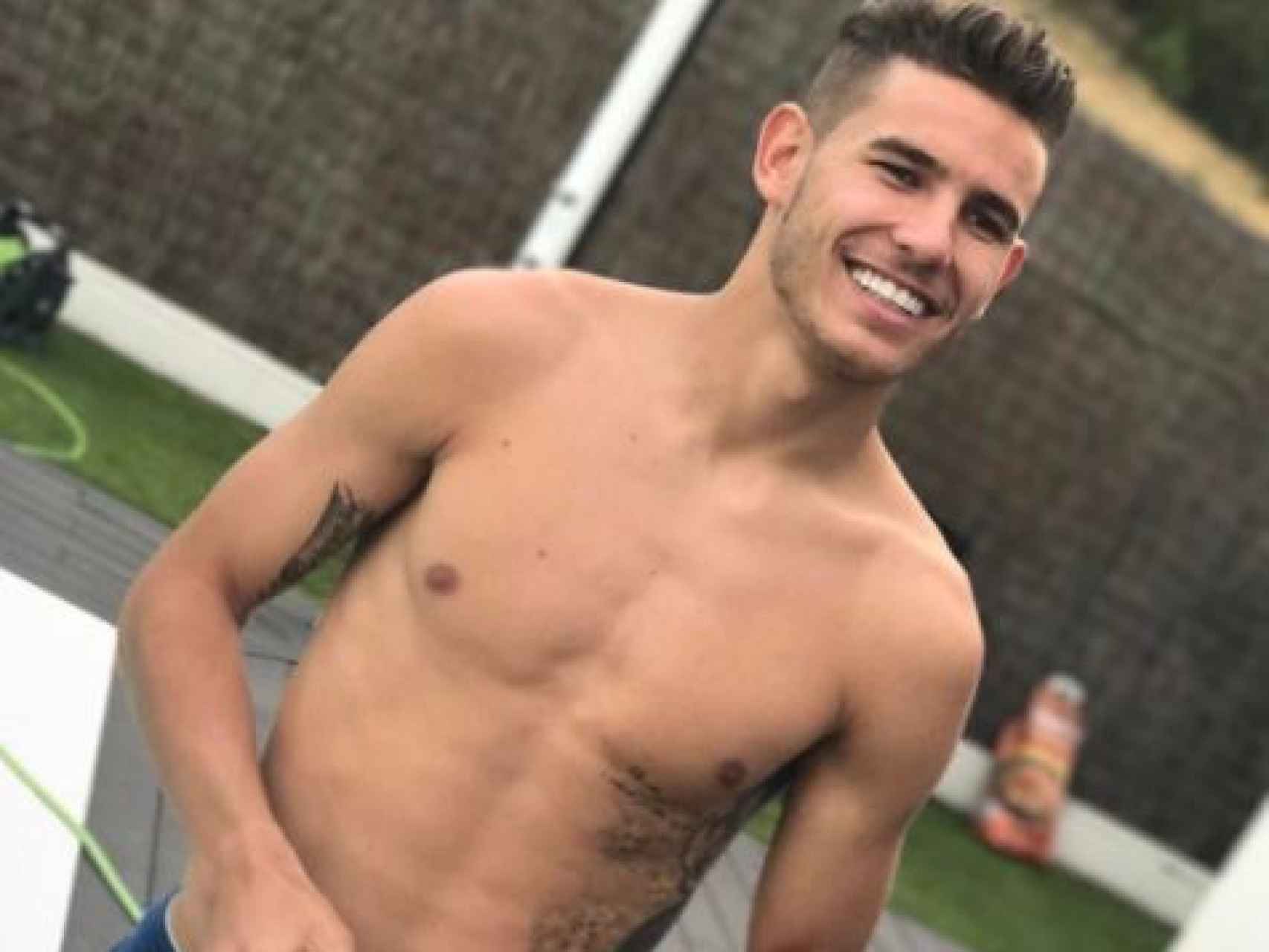 Lucas Hernández, disfrutando de una tarde en la piscina.