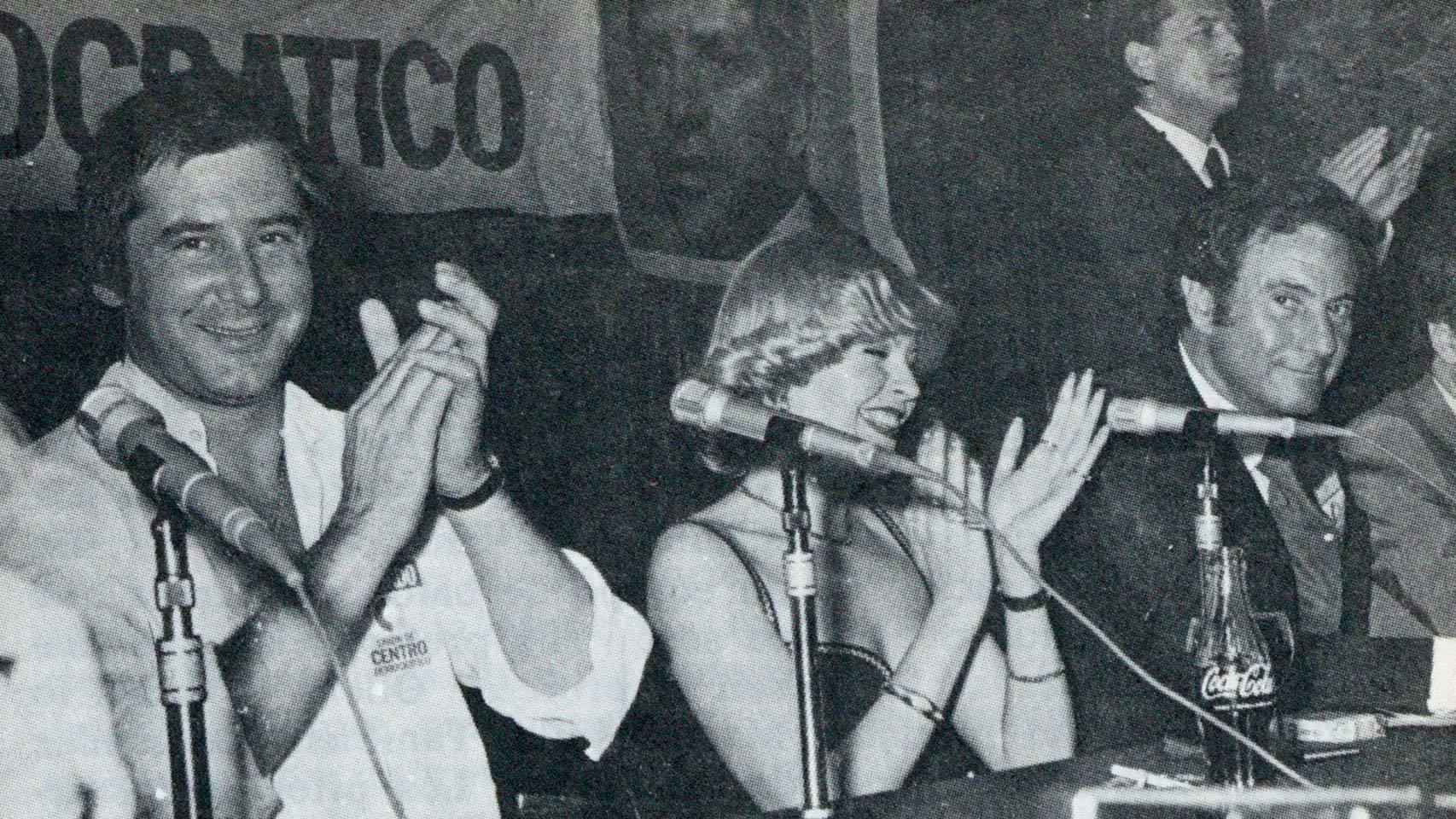 El cantante Mochi, la actriz Bárbara Rey y el actor Arturo Fernández durante una conferencia de prensa mientras seguían la marcha del escrutinio.