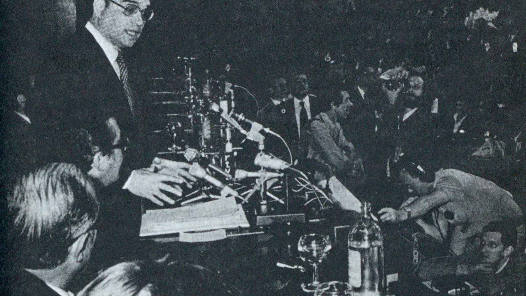 El ministro de Gobernación, Martín Villa, durante la rueda de prensa celebrada en el palacio de Congresos el 16 de junio de 1977