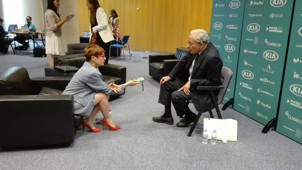 Anna Grau y Bob Woodward en un momento de la entrevista.