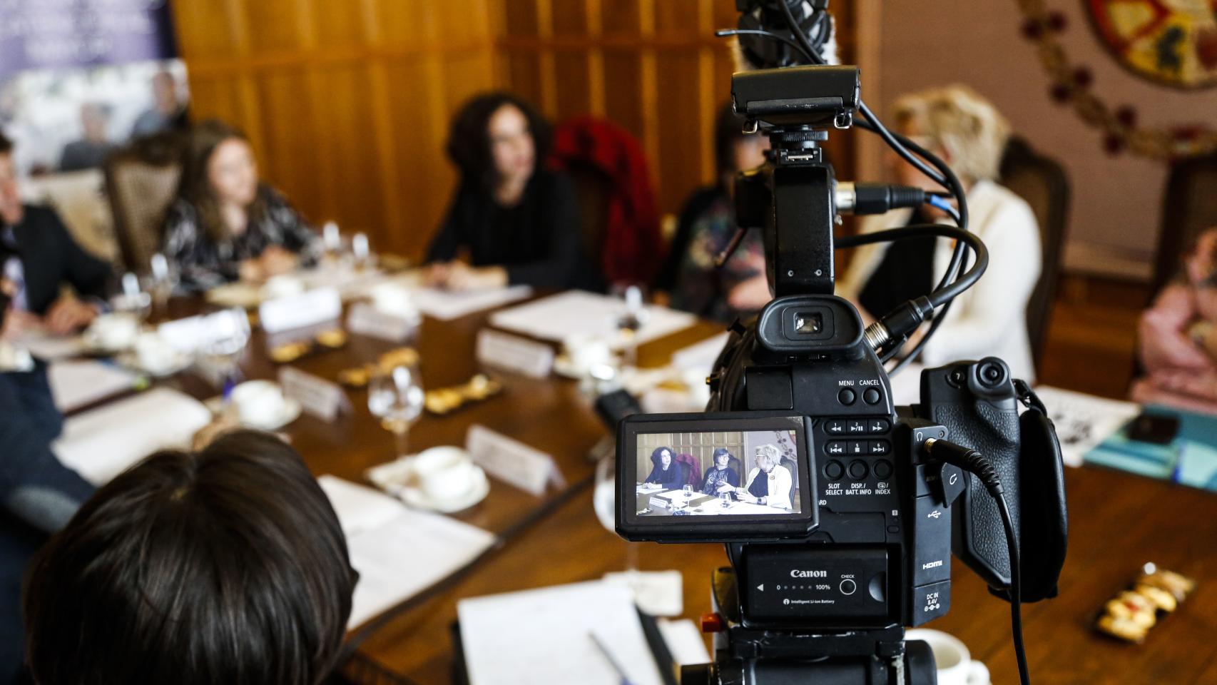 Grabación del debate, en cámara Felisa Lois, Isabel Lebrero y Beatriz González Varela.