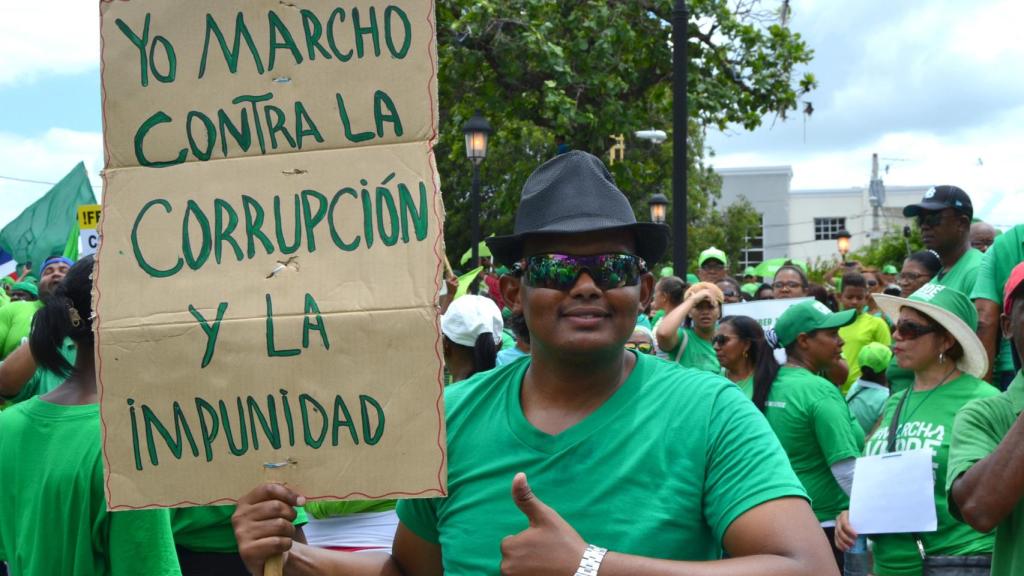 Un manifestante protesta contra la corrupción