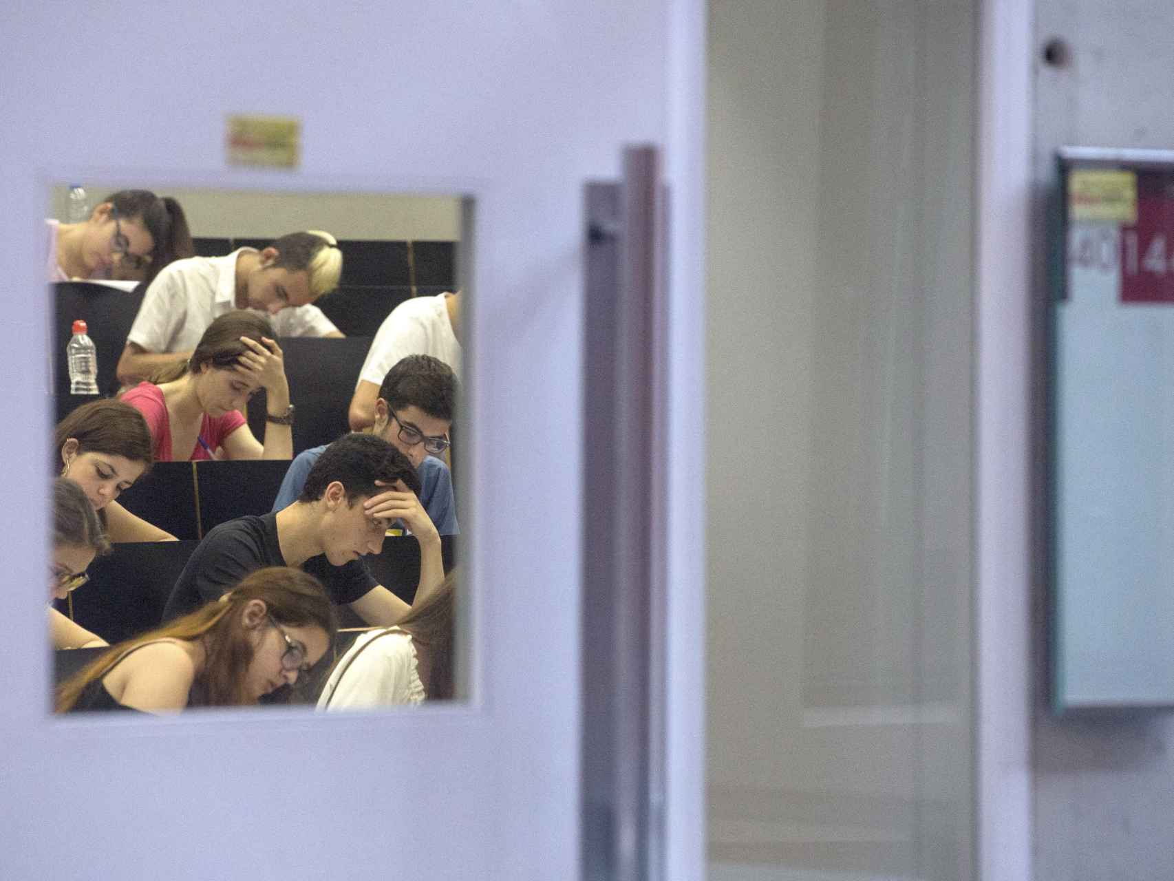 Varios alumnos se examinan de la selectividad en la Universidad Pompeu Fabra en Barcelona