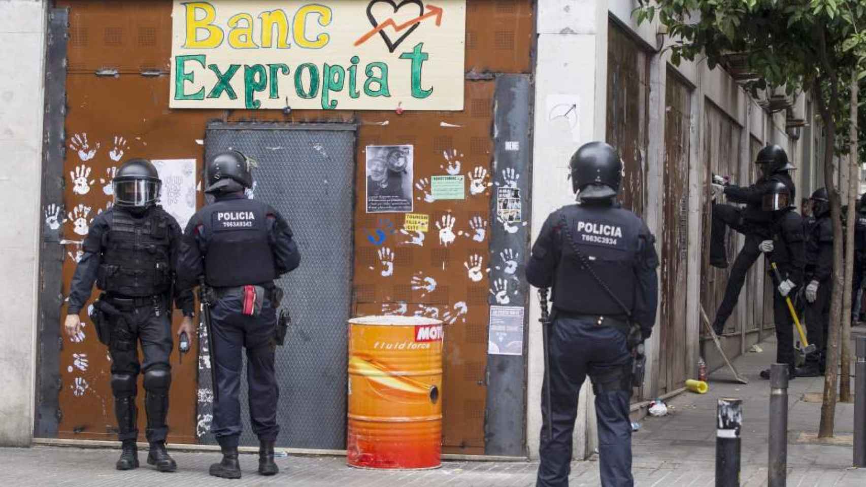 Fuerzas de seguridad del Estado ante el Banc Expropiat, local okupado