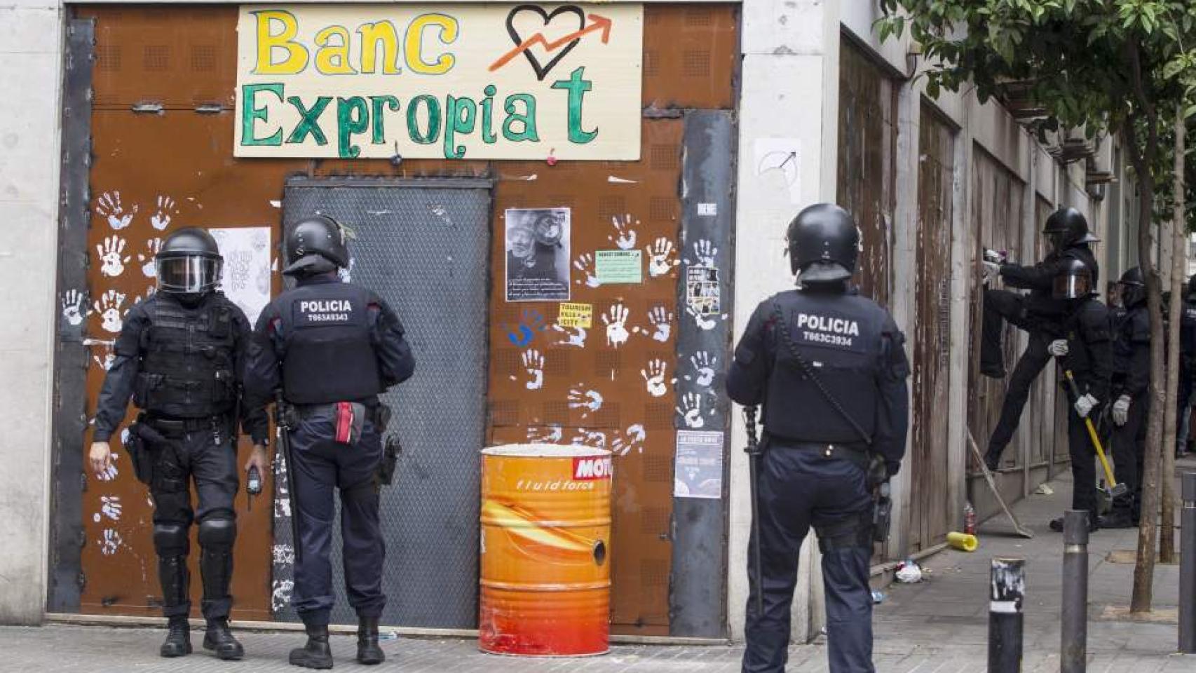 La Policía intenta desalojar un edificio 'okupado' en Barcelona.