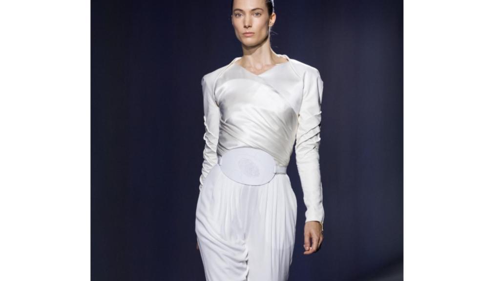 Modelo de Vionnet, que ya propuso (de forma aislada) la silueta tulipán en pantalón para su colección SS15. | Foto: Getty Images.